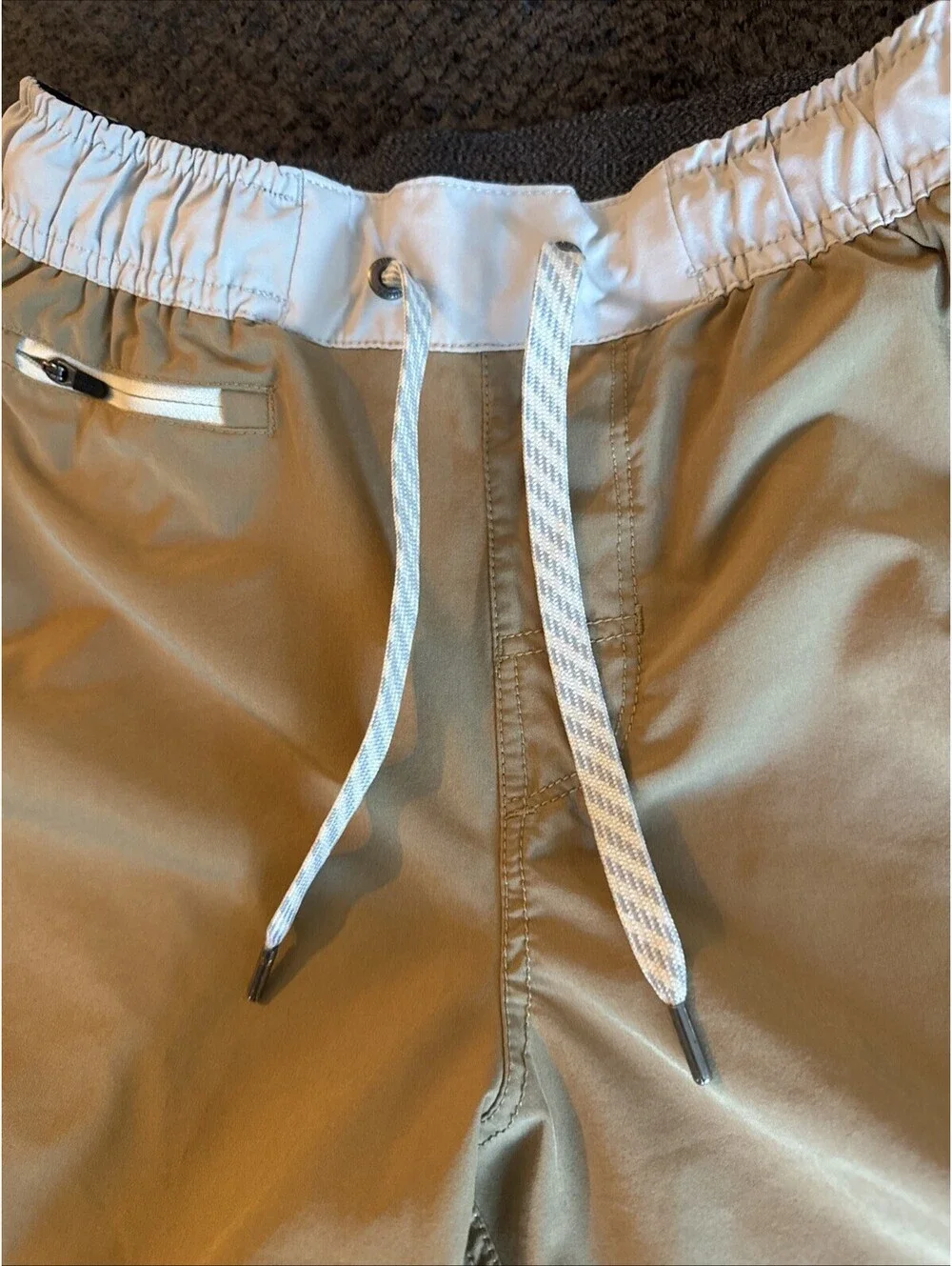 Vuori Shorts Mens Small Beige Tan Drawstring Athletic Swim Boardshort Quick Dry